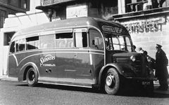 Skinners-Coach-outside-the-Royal-Oak-Hotel-Castle-Street.-1928.